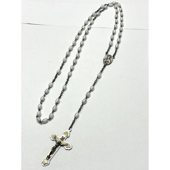 Vintage white glass Inri rosary necklace - Picture 3 of 6